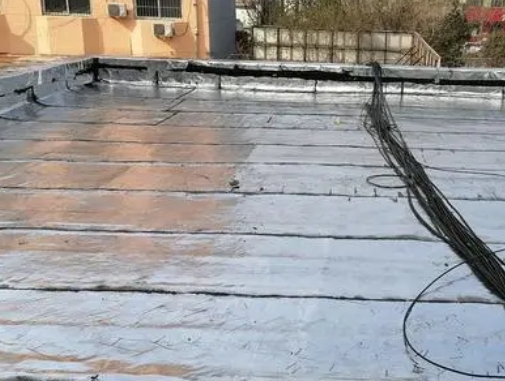 电白卫生间漏水维修公司分享下电白屋面楼顶防水刚性防水层施工要点。